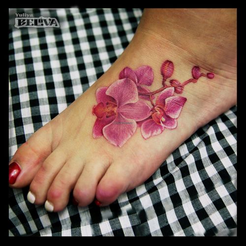 Цветок на ноге цветной реализм